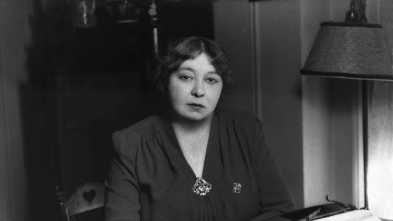 Sigrid Undset skrivebord ser opp